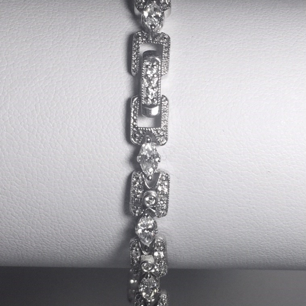 Vintage Look Rhinestone Bracelet - Picture 7 of 7